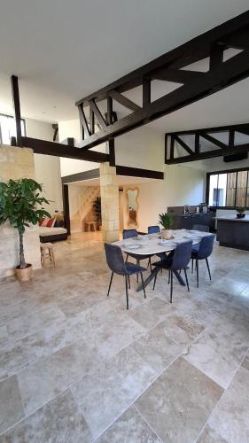 Charming workshop with Jacuzzi near Saint-Émilion gîte à louer Branne