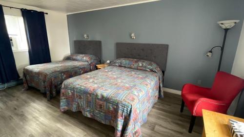 1 queen bed, 1 double bed