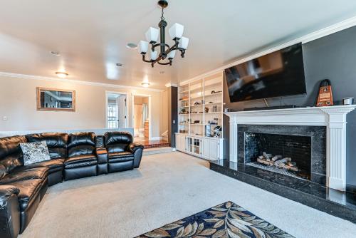. Walk to League Stadium Huntingburg Family Home!