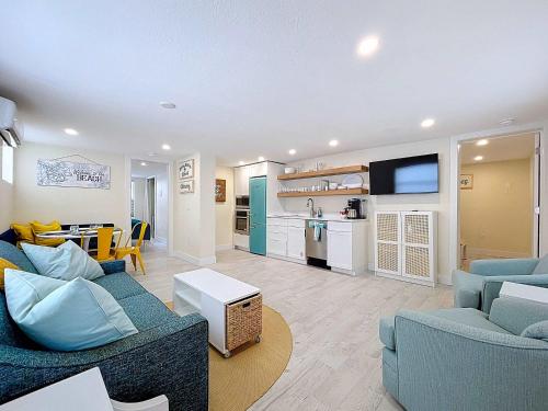 Sea Lavie!! Steps 2 Beach & Bay - Holmes Beach, FL