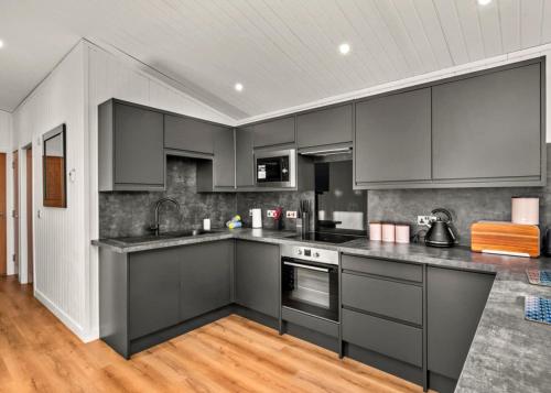 кухня, Finest Retreats - Silverwood Deluxe Chalet in Errol