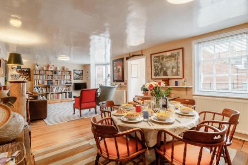 4 Bed in Aldeburgh oc-sfcrr – khách sạn tại Aldeburgh