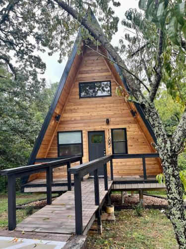 Running Spring Retreat-Cozy Forest A-Frame near Bentonville