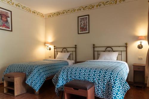 2 twin beds