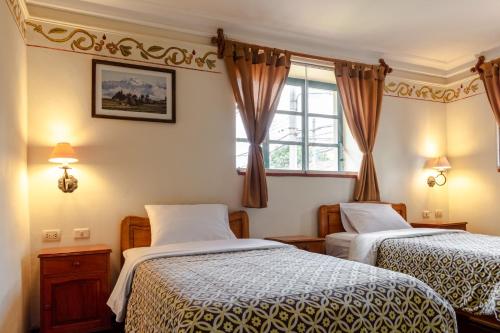 1 double bed, 2 twin beds