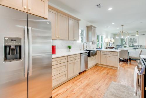 < 4 Mi to Mercedes-Benz: Modern West End ATL Stay in Cascade Road