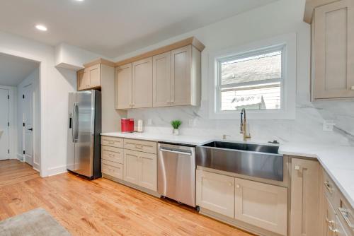 < 4 Mi to Mercedes-Benz: Modern West End ATL Stay in Cascade Road