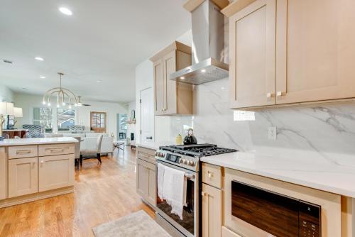 < 4 Mi to Mercedes-Benz: Modern West End ATL Stay in Cascade Road