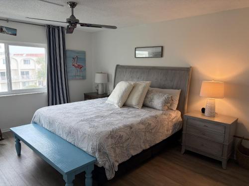 Ocean View 2 Bed, 2 bath, Steps to the Beach - Spanish Trace 240 in Coquina Gables, USA