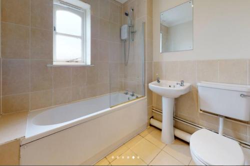 Bright 1-Bed 3rd Floor Near DLR Canary Wharf - image 5