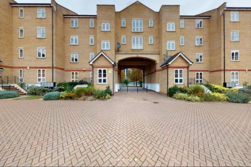 Bright 1-Bed 3rd Floor Near DLR Canary Wharf - main image
