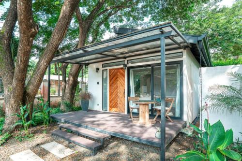 LNQ Peaceful 1BR Casita with Private Deck Near Tama