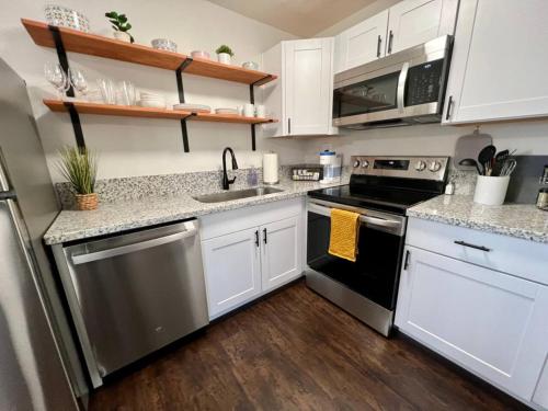 719 Mid-Town Retreat - image 2