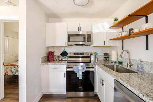721 Cozy Mid-Town Hideaway - image 12