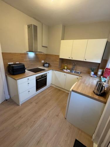 Modern 2BR Cottage Flat in Беллсхілл