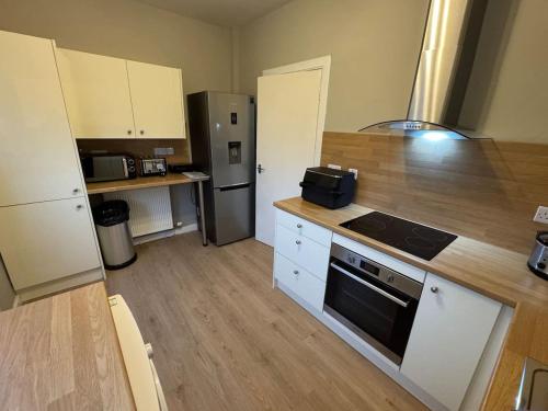 Modern 2BR Cottage Flat in Беллсхілл