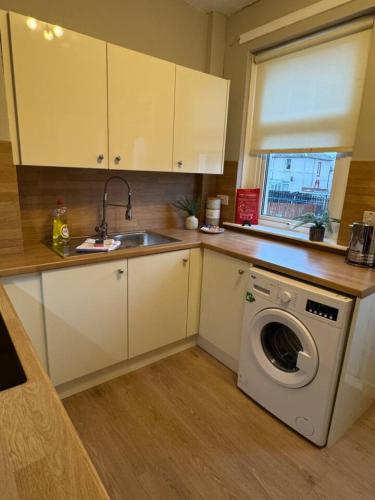 Modern 2BR Cottage Flat in Беллсхілл
