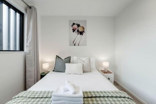 Takapuna Modern Townhouse | Parking nr Lake Pupuke - image 3