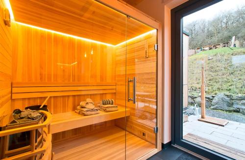桑拿, Wellness Design-Ferienhaus mit Sauna & Kamin - Eifel in 伊梅拉特