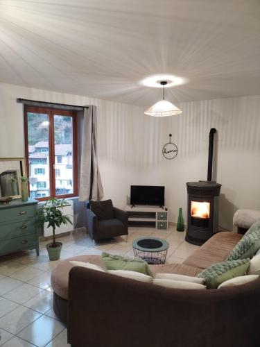 Vue sur les maisons suspendues gîte à louer Châtelus