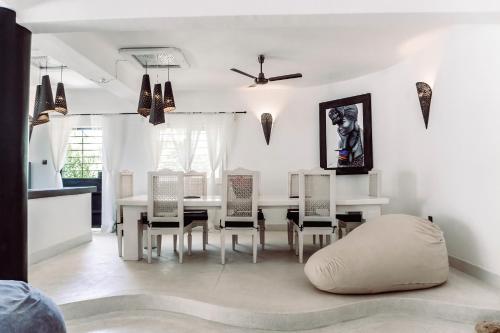 设施服务, 20 Miles House in 马林迪