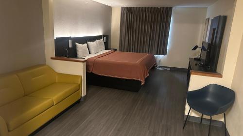 1 king bed, 1 sofa bed