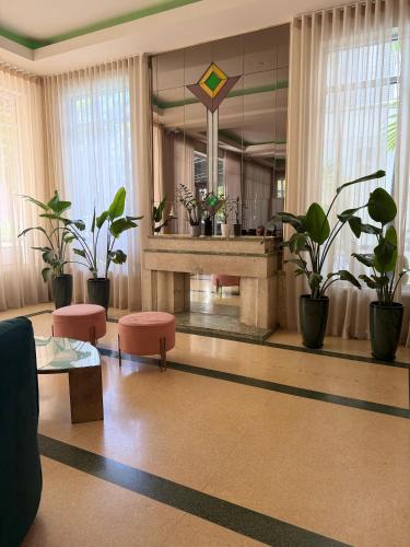 Crest Hotel Suites - image 6