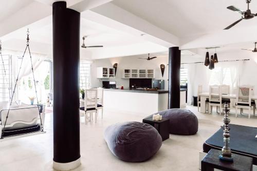 设施服务, 20 Miles House in 马林迪