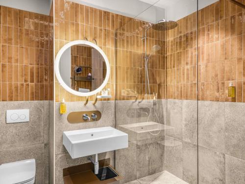 room detail thumbnail 2