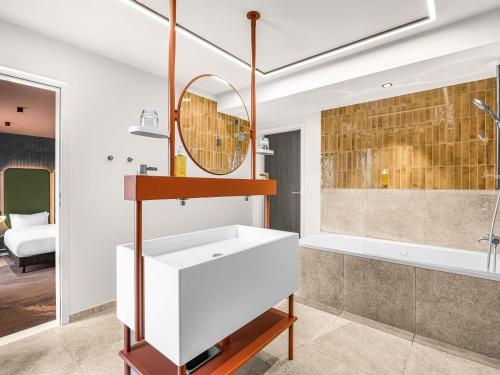 room detail thumbnail 2