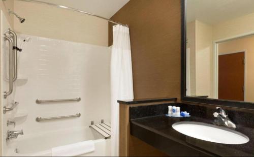 Fairfield Inn & Suites Bismarck South - image 9