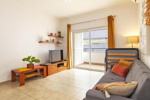 A04 - Large Modern 1 bed Apartment with Pool 4