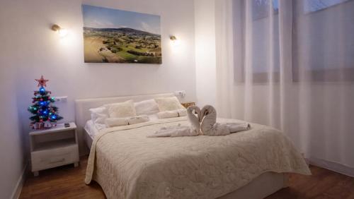 1 double bed, 1 twin bed, 1 sofa bed