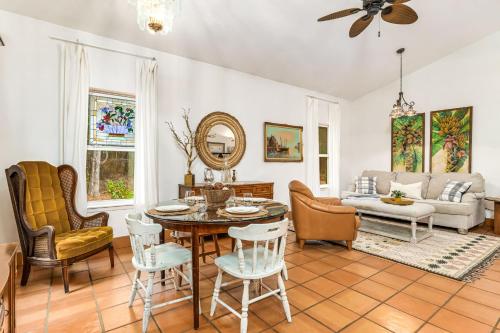 Cottage Retreat Family Pet Friendly w-Firepit in Milton