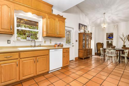 Cottage Retreat Family Pet Friendly w-Firepit in Milton