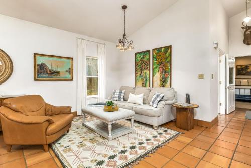 Cottage Retreat Family Pet Friendly w-Firepit in Milton