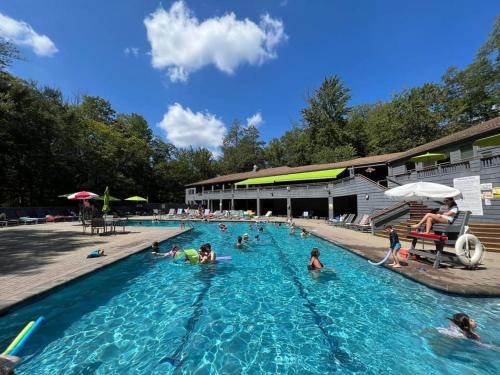 Yüzme havuzu, Lakeridge Litchfield townhouse pool tennis skiing in Torrington (CT)