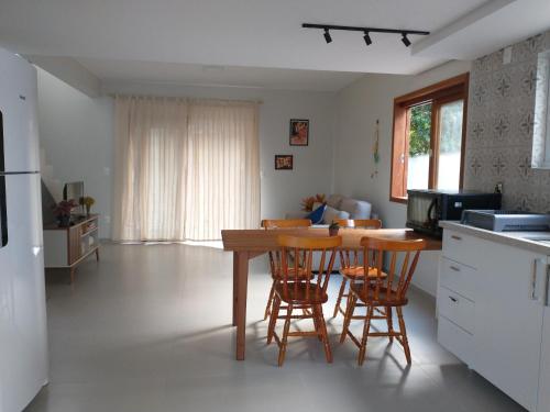 Kitchen, Casa a 3 minutos da praia do Pico da Cruz - Campeche in Rio Tavares
