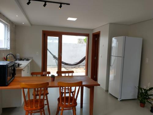 Kitchen, Casa a 3 minutos da praia do Pico da Cruz - Campeche in Rio Tavares