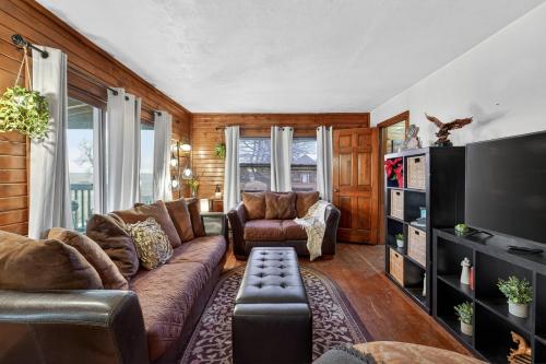 Rustic Shadows - Sioux Falls Escape, Firepit, Pet Friendly! in Tea
