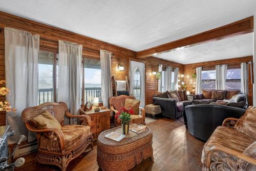 Rustic Shadows - Sioux Falls Escape, Firepit, Pet Friendly! in Tea