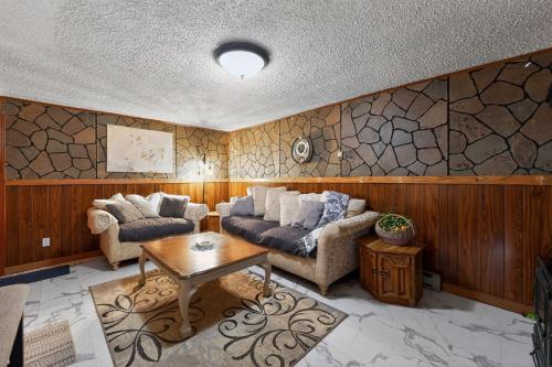 Rustic Shadows - Sioux Falls Escape, Firepit, Pet Friendly! in Tea