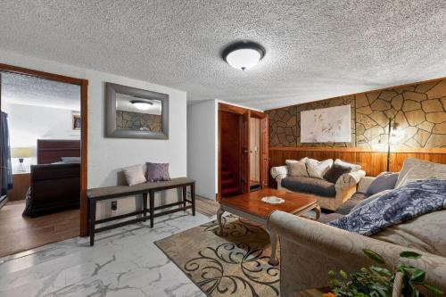 Rustic Shadows - Sioux Falls Escape, Firepit, Pet Friendly! in Tea