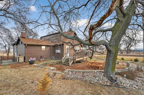 Rustic Shadows - Sioux Falls Escape, Firepit, Pet Friendly! in Tea
