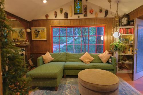 Vintage Lovers` Cabin with Jacuzzi & Lake Access in Front Royal (VA)