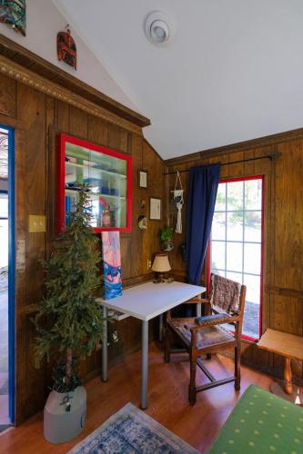 Vintage Lovers` Cabin with Jacuzzi & Lake Access in Front Royal (VA)