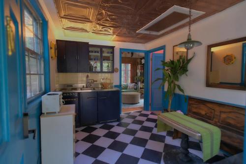 Vintage Lovers` Cabin with Jacuzzi & Lake Access in Front Royal (VA)