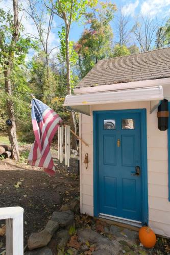 Vintage Lovers` Cabin with Jacuzzi & Lake Access in Front Royal (VA)