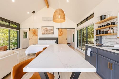 Relaxing Modern stay on a Ranch in Cedar Creek, USA