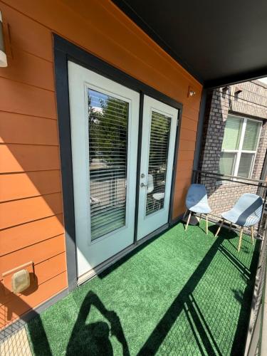 Balcony/terrace, Large Buckhead modern suite in Lindridge-Martin Manor